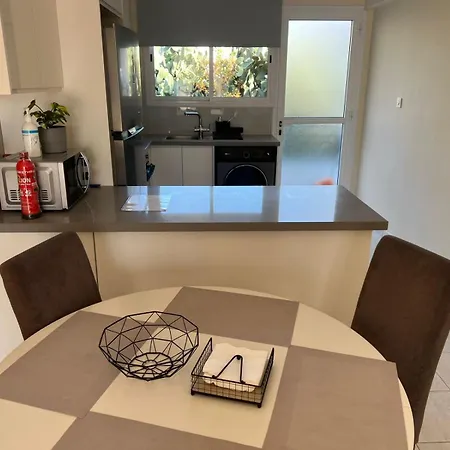 113 Apartment, A 2-bedroom Escape * Paphos